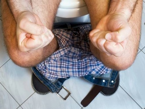 Мужчина, страдающий от жжения в заднем проходе