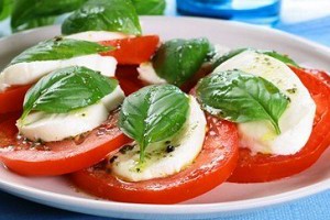 Блюдо с базиликом