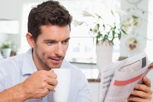 Мужчина пьет отвар