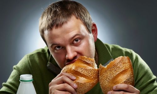 Мужчина кушает