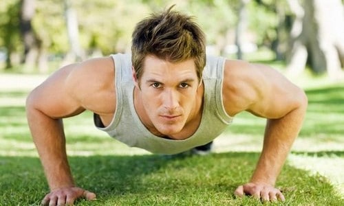 Мужчина в отличной спортивной форме