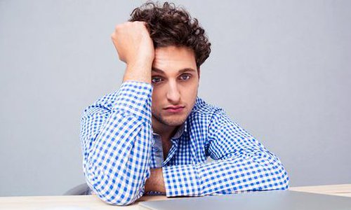 Грустный мужчина Грустный мужчина