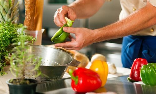 Мужчина готовит