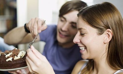 Поедание торта