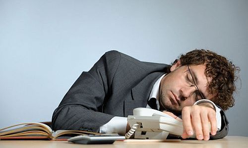 Мужчина спит