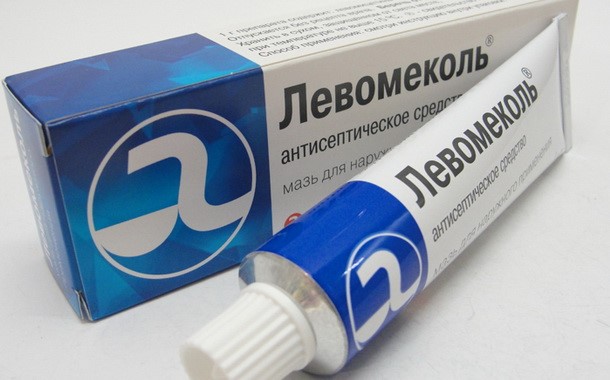 Мазь Левомиколь часто назначают при гнойных ранах, повреждении мягких тканей у собак