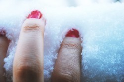 Охлаждение ушибленной ногтевой пластины с помощью снега Охлаждение ушибленной ногтевой пластины с помощью снега